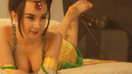 Hình ảnh sexy của Angela Phương Trinh trong buổi chụp hình.