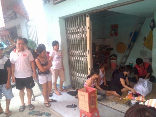 Công nhân trong khu trọ lập thùng từ thiện để mọi người ủng hộ chi phí mai táng bé Khang.