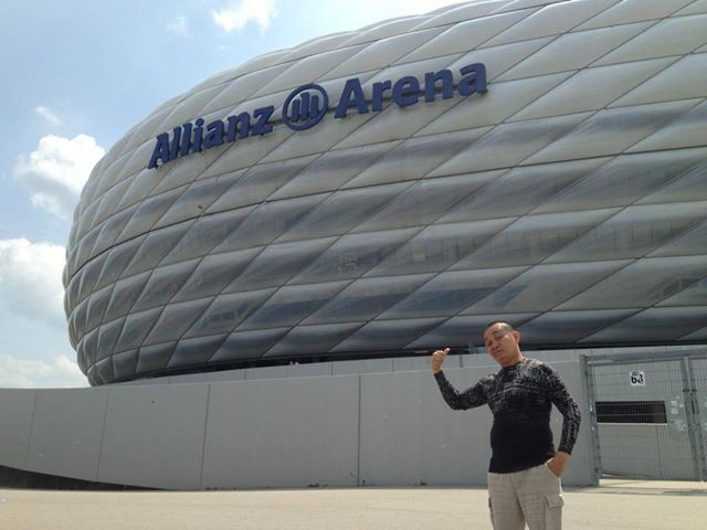 Xuân Hinh tạo dáng tại "Sân vận động Allianz Arena của Bayer Munich!".