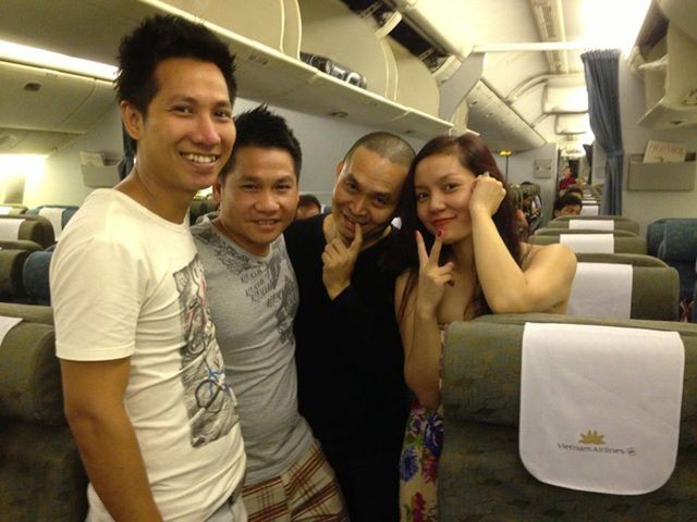 Xuân Hinh chụp hình cùng ca sĩ Ngọc Anh, Trọng Tấn... trên máy bay. Anh cho biết "Châu Âu thẳng tiến".