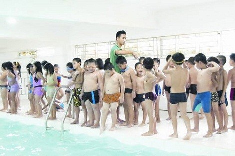 Bơi lội là môn thể thao thích hợp với mọi lứa tuổi.