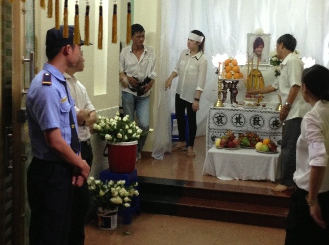 Lễ viếng Wanbi Tuấn Anh bắt đầu lúc 8h30 ngày 22/7, tại TP HCM. Tang lễ diễn ra khá nhẹ nhàng, yên ắng, không nhạc kèn như chính cách sống bình dị của anh. (Ảnh Kiến thức)
