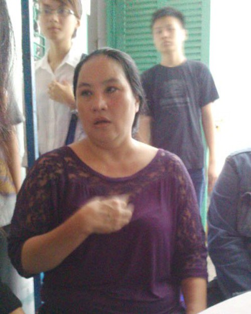 Mẹ Wanbi Tuấn Anh đau buồn trong lễ tang con trai. (Ảnh Người đưa tin)