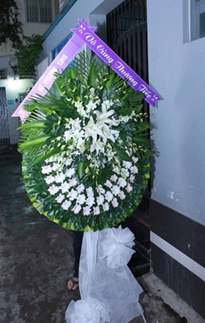 Ca sĩ Phương Linh gửi một vòng hoa trắng chia buồn cùng gia đình Wanbi Tuấn Anh. Cô không đến kịp để nhìn anh lần cuối. (Ảnh VnExpress)