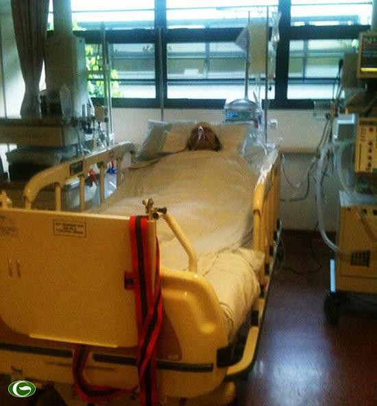 Hình ảnh của Wanbi Tuấn Anh trên giường bệnh sau ca phẫu thuật ở Singapore.
