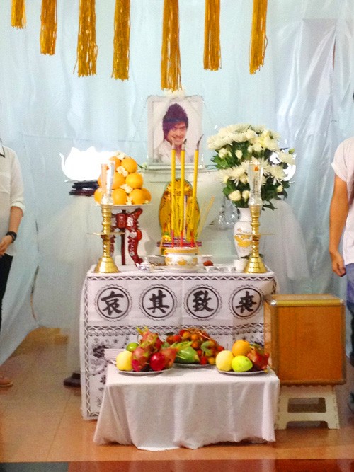 Di ảnh của Wanbi Tuấn Anh đặt trang trọng trong một căn phòng gần nơi anh nghỉ những ngày cuối đời. Tôn trọng yêu cầu của con trai, mẹ Wanbi đã đề nghị người thân phủ vải trắng và chỉ sử dụng gam màu này trong tang lễ. (Ảnh Infonet)