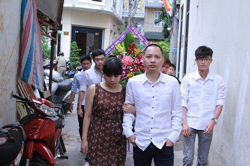 Vợ chồng nhạc sĩ Nguyễn Hải Phong tới dự đám tang của Wanbi Tuấn Anh. (Ảnh Khám phá)