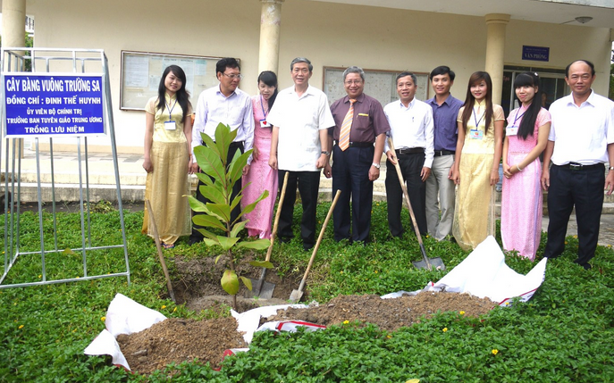 Các đồng chí lãnh đạo trồng 2 cây bàng quả vuông Trường Sa lưu niệm tại khuôn viên Trường ĐH Nha Trang.