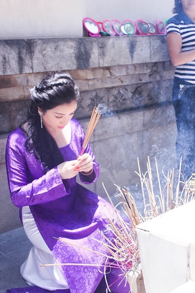 Sự xuất hiện của nữ diễn viên tại khu di tích Ngã ba Đồng Lộc gây sự chú ý với các du khách