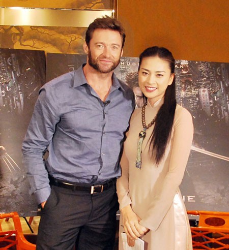 Ngô Thanh Vân chọn tà áo dài truyền thống khi tham gia phỏng vấn riêng Hugh Jackman.