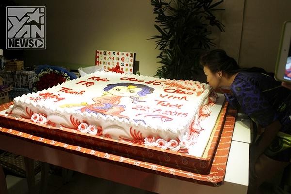 Dù đã bước sang tuổi 30, nhưng đây là lần đầu tiên siêu mẫu Thanh Hằng tổ chức một bữa tiệc sinh nhật theo đúng nghĩa của nó. Thanh Hằng thích thú khoe chiếc bánh sinh nhật "khủng" với thông tin "ăn gian" tuổi được in trên chiếc bánh.