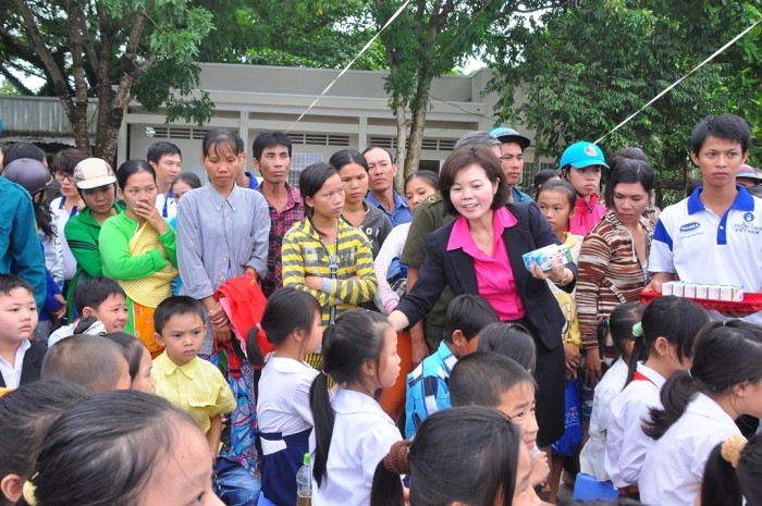Bà Bùi Thị Hương - Giám đốc Đối ngoại của Vinamilk trao quà cho các em nhỏ.
