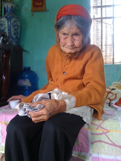 Cụ Chén sinh năm 1906 như vậy năm 2013 này cụ đã 107 tuổi.