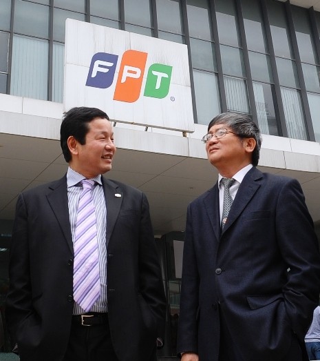 Tân Tổng giám đốc FPT Bùi Quang Ngọc (bên phải) và người tiền nhiệm - ông Trương Gia Bình. (Ảnh: FPT)