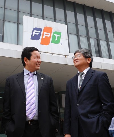 Bức ảnh này được công bố vào ngày 31/7, khi Hội đồng Quản trị Tập đoàn FPT vừa thông qua nghị quyết bổ nhiệm ông Bùi Quang Ngọc, Tiến sĩ về cơ sở dữ liệu, làm TGĐ FPT, thay thế ông Trương Gia Bình.