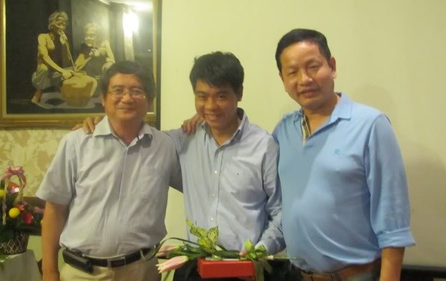 Cũng trong buổi lễ, Viện sĩ Quang Anh được cả Chủ tịch HĐQT Trương Gia Bình và Phó Chủ tịch HĐQT Bùi Quang Ngọc tặng kỷ niệm chương, hoa, quà kỷ niệm.