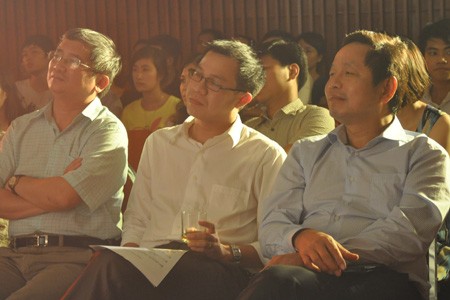 Trong đêm nhạc Trương Quý Hải "Trọn vẹn chữ Tình" diễn ra vào ngày 13/7/2012, tại tầng 13, tòa nhà FPT (Cầu Giấy, Hà Nội). Trong ảnh, Phó Chủ tịch HĐQT FPT Bùi Quang Ngọc (bên trái), Giám đốc Chiến lược FPT Nguyễn Hữu Thái Hòa (giữa), cùng Chủ tịch HĐQT FPT Trương Gia Bình (bên phải) chăm chú theo dõi chương trình.