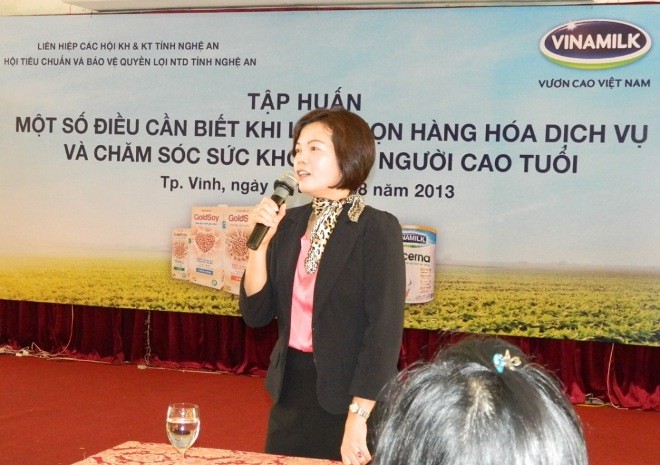 Bà Bùi Thị Hương – Giám đốc Đối nVinamilk chia sẻ với người tiêu dùng tại Nghệ An.