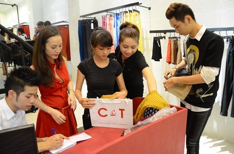 Shop thời trang của Ngọc Trinh rất "ăn nên làm ra", vì thế cô quyết định mở thêm chuỗi của hàng ở Hà Nội và Đà Nẵng.