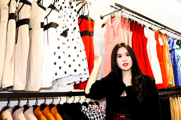 Ngày 30/12/2012, sau thành công của shop thời trang tại TP.HCM, Ngọc Trinh tiếp tục khai trương một của hàng thời trang tại Hà Nội.