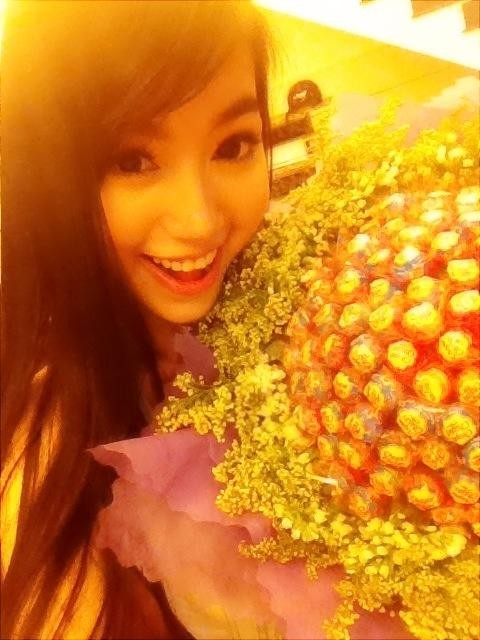 Elly Trần thích thú với những món quà handmade do fan tặng.