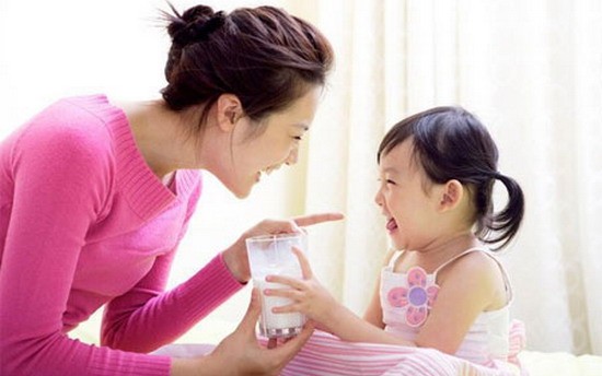 Đối với các bé, mẹ không nên đổi thường xuyên các loại sữa.