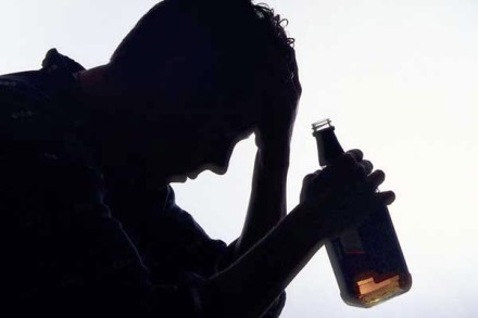 Rượu là một độc tố đối với gan làm gia tăng mức trầm cảm.