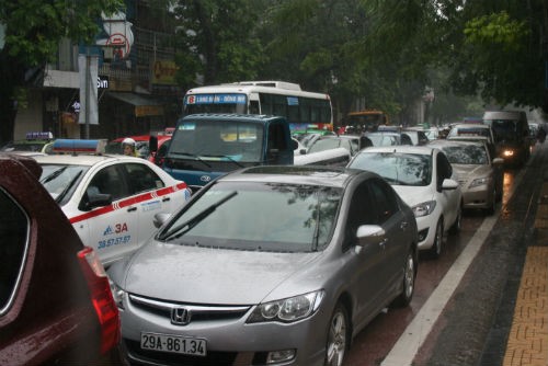 Giao thông khu vực Hoàn Kiếm Hà Nội nhiều nơi ách tắc vào chiều 8/8 vì mưa lụt.