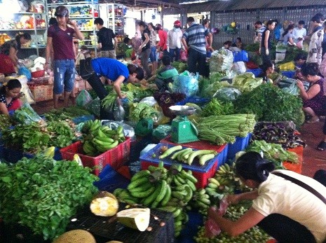 Tuy mưa báo đã chấm dứt nhưng giá cả thực phẩm, đặc biệt là rau xanh không hề giảm