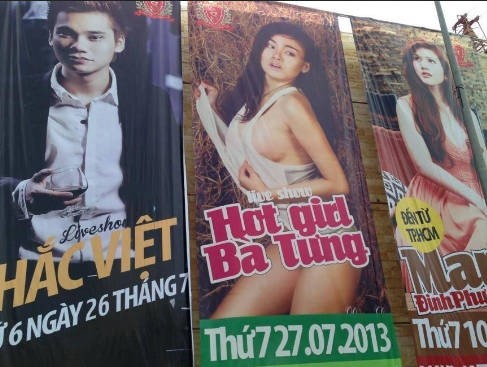 Tấm poster quảng cáo một buổi diễn của "bà Tưng" tại bar Max3 Hà Nội.