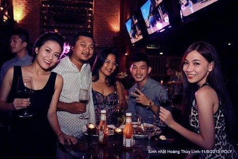 Tối cùng ngày, Hoàng Thùy Linh có bữa tiệc mừng sinh nhật với bạn bè.