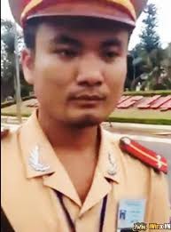 Trung úy CSGT Mai Bá Thi - người được cho là đã 'ăn chặn' tiền vi phạm của tài xế (Ảnh cắt từ video clip)
