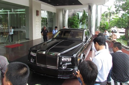 Rolls-Royce Phantom rồng về Hà Tĩnh trước sự ngỡ ngàng của người dân vào ngày 22/5/2012.