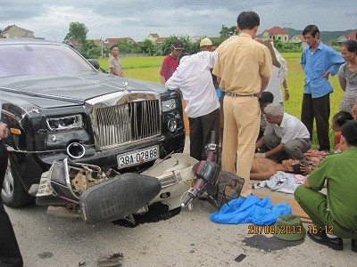 Chiều ngày 20/8, chiếc xe Rolls-Royce Phantom in hình rồng gây tai nạn. (Ảnh: VNN)
