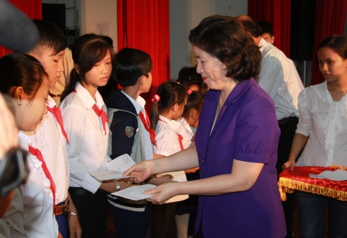 Bà Mai Kiều Liên – Chủ tịch HĐQT kiêm Tổng Giám đốc Vinamilk trao học bổng cho học sinh tại Bến Tre.