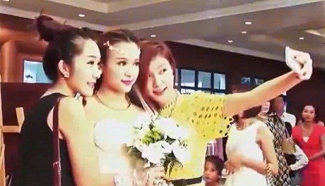 Cô dâu Huyền Baby pose hình cùng hai người bạn thân Emily và Hạnh Sino.
