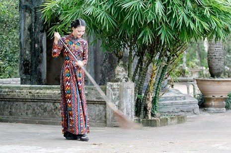 Trong bộ áo dài mang nhiều nét hoài cổ khá đặc biệt của nhà thiết kế áo dài Lê Thanh Phương, Trần Thị Quỳnh thật sự đã mang đến cửa chùa một vẻ đẹp trầm lắng, nhẹ nhàng, thư thái.