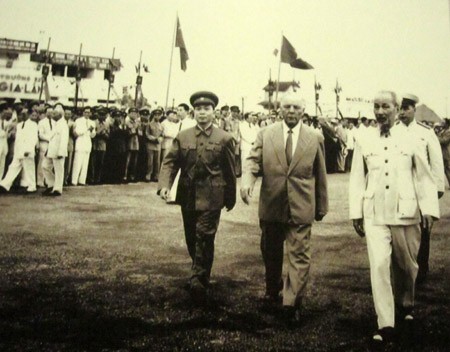 Chủ tịch Hồ Chí Minh và Đại tướng Tổng tư lệnh Võ Nguyên Giáp tiếp ông Kliment Voroshilov, Chủ tịch Đoàn Chủ tịch Xô viết Tối cao Liên Xô ngày 20/5/1957.