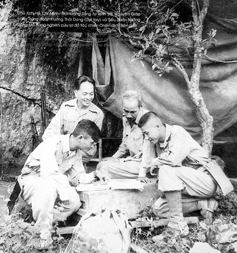 Chủ tịch Hồ Chí Minh và Đại tướng cùng Trung đoàn trưởng Thái Dũng (ngồi bên trái) nghiên cứu sơ đồ tác chiến chiến dịch biên giới.