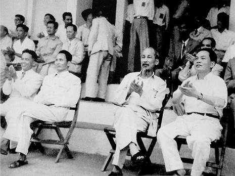 Đại tướng cùng Chủ tịch Hồ Chí Minh, Thủ tướng Phạm Văn Đồng dự đại hội thể dục thể thao quân đội tại Câu lạc bộ Quân nhân Hà Nội (1959).