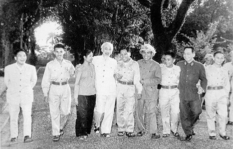 Cùng Chủ tịch Hồ Chí Minh, Phó thủ tướng Phạm Hùng với Đoàn đại biểu anh hùng chiến sĩ thi đua các lực lượng vũ trang quân giải phóng miền Nam ra thăm miền Bắc (11/1/1965).
