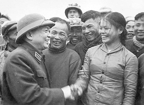 Khen ngợi nhân dân địa phương và anh chị em công nhân đội vận tải thuyền sông Gianh (Quảng Bình) đã góp phần tích cực vận chuyển hàng ra tiền tuyến (1968).