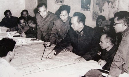 Đại tướng Tổng tư lệnh Võ Nguyên Giáp duyệt phương án đánh B52 của Mỹ tập kích vào Hà Nội năm 1972 tại Sở chỉ huy Quân chủng Phòng không - Không quân