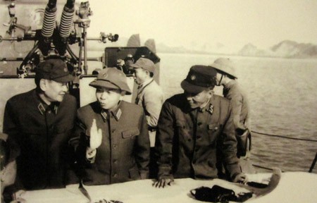 Đại tướng đi kiểm tra vùng biển Quảng Ninh sau chiến dịch rà phá thủy lôi thành công (tháng 3.1973). Trên boong tàu hải quân, Đại tướng khẳng định: "Quyết tâm bảo vệ toàn vẹn vùng biển, hải đảo của Tổ quốc".