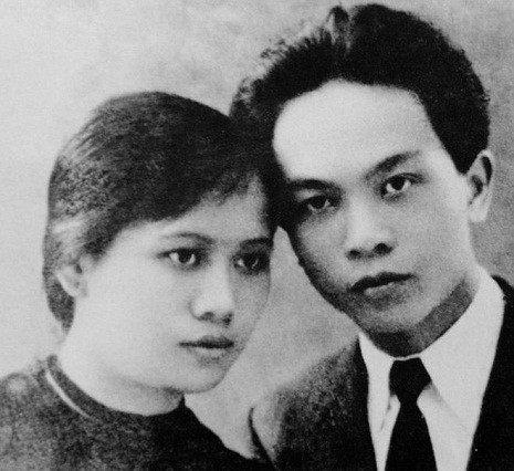 Đại tướng và phu nhân, bà Quang Thái trong một lần chụp ảnh tại Hà Nội. Bà là người vợ đầu của tướng Giáp, là em nhà cách mạng Nguyễn Thị Minh Khai và là thân mẫu của tiến sĩ Võ Hồng Anh. Bà Thái sinh năm 1915, hy sinh năm 1944.