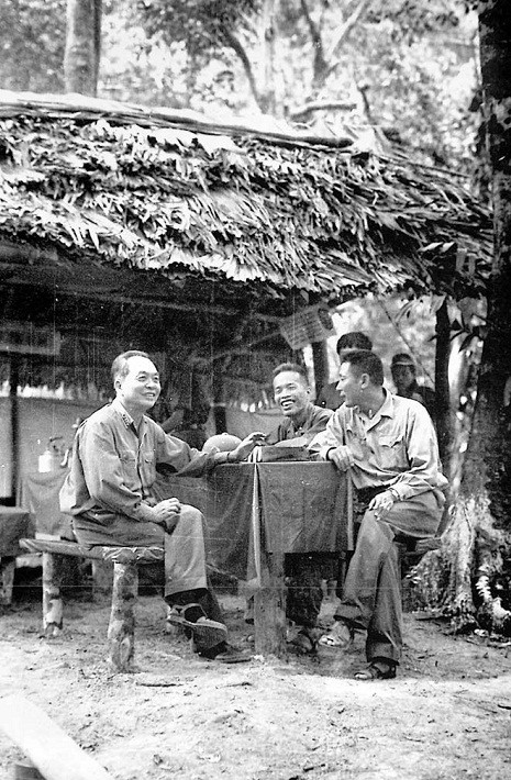 Cùng Tư lệnh Đồng Sĩ Nguyên và Chính ủy Đoàn 559 Đặng Tính nói chuyện tại một lán rừng Trường Sơn (3/1973).