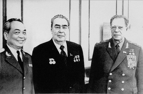 Đại tướng chụp ảnh cùng Tổng bí thư Đảng cộng sản Liên Xô Leonid Brezhnev (giữa) và Nguyên soái Dmitriy Ustinov.