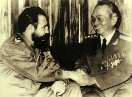 Đại tướng Võ Nguyên Giáp trò chuyện với Chủ tịch Fidel Castro trong chuyến thăm Cu ba.