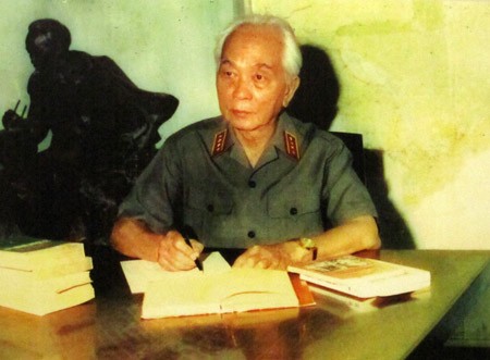 Đại tướng Võ Nguyên Giáp bên bàn làm việc.