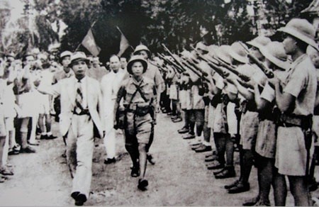Tư lệnh Việt Nam Giải phóng quân Võ Nguyên Giáp duyệt binh lần đầu tiên ở Hà Nội ngày 26/8/1945 sau khi giành được chính quyền.